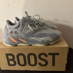 Yeezy Boost 700 INERTI